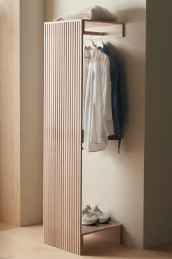 Eteisen varastointi / takkinaulakko Stripe