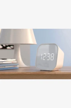 Kelloradio USB-lähtö matkapuhelimen lataamista varten