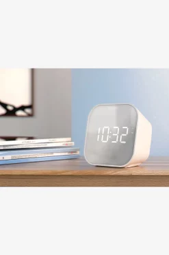 Kelloradio USB-lähtö matkapuhelimen lataamista varten