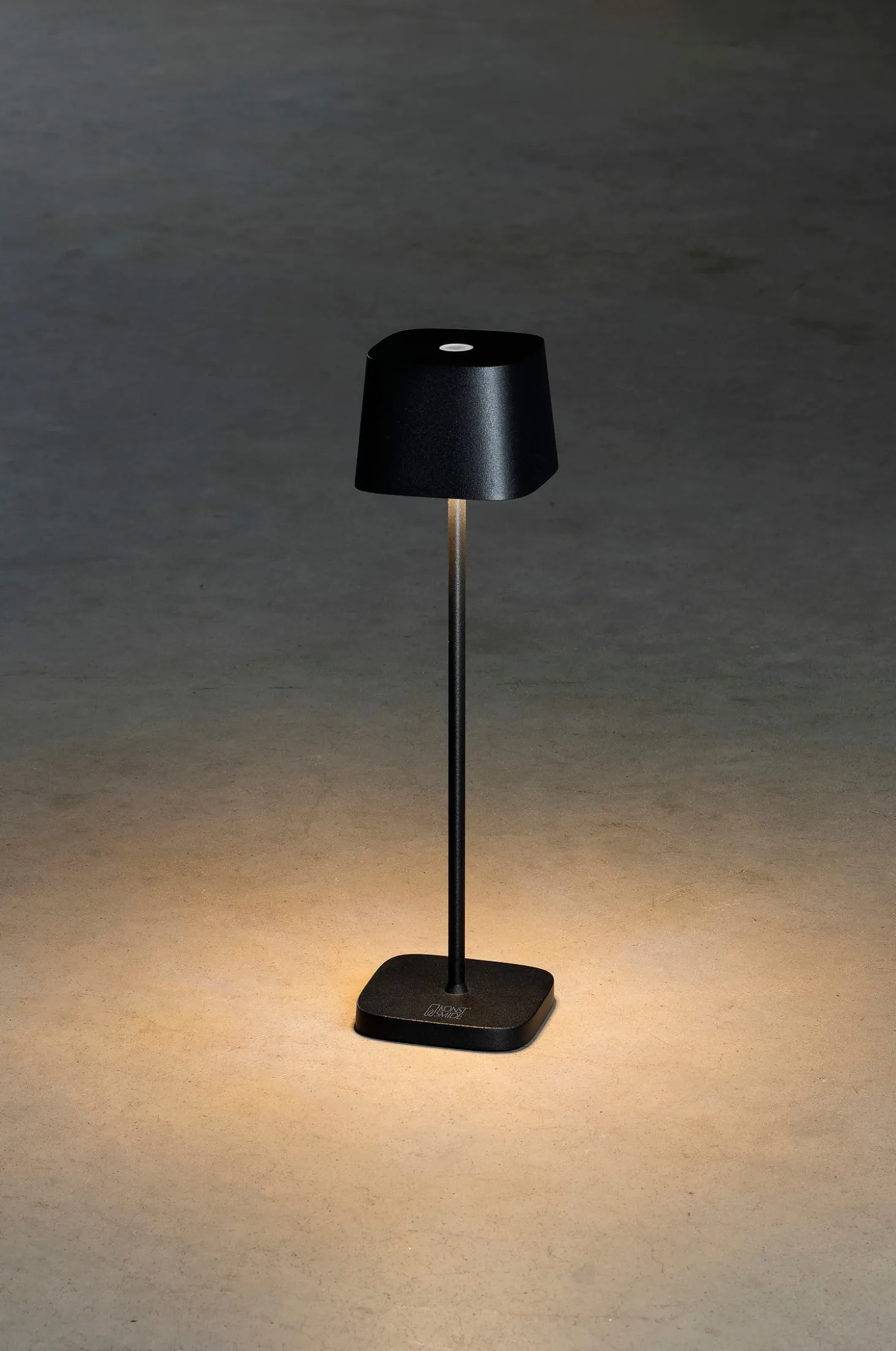 Pöytävalaisin Capri USB, korkeus 20 cm