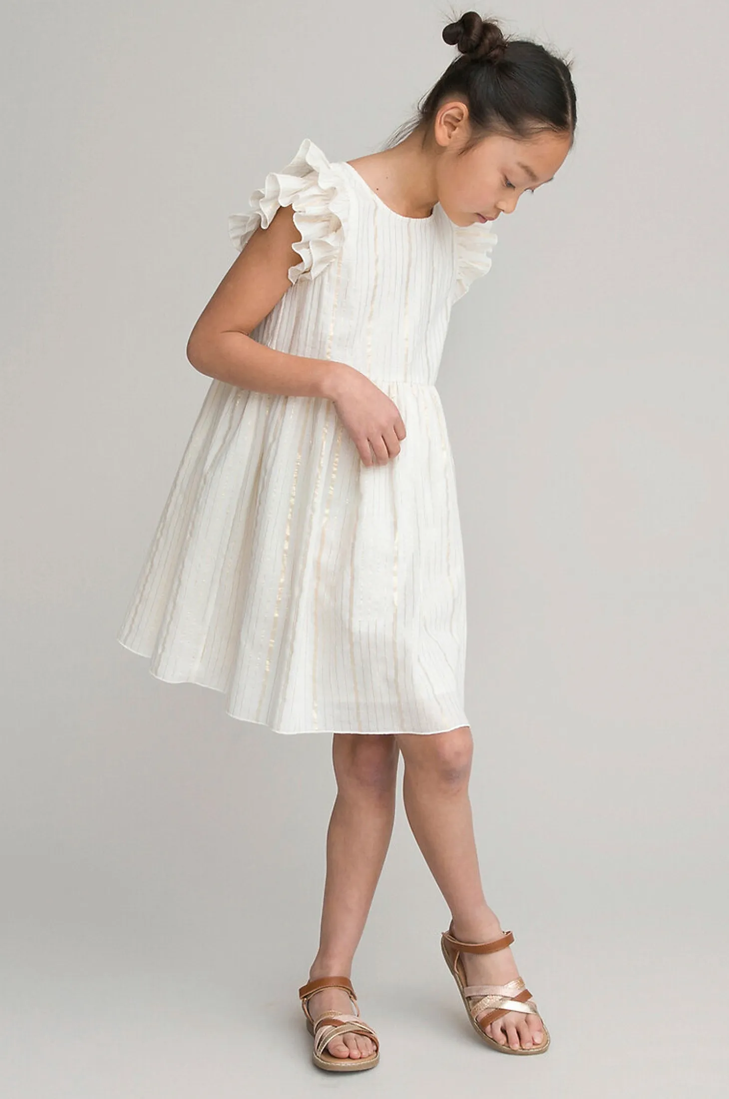 Raidallinen hihaton juhlamekko, jossa on röyhelöitä, puuvillasekoitetta.
