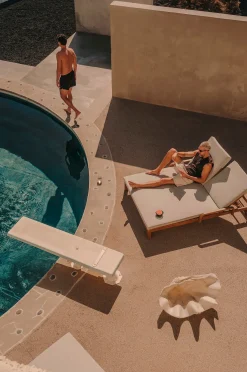 Sonsaura kaksinkertainen aurinkotuoli on valmistettu 100% Fsc massiivisesta eukalyptuspuusta.