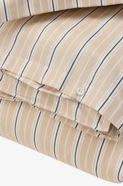 Tyynynpäällinen, raidallinen puuvillapopliini.